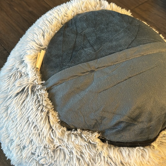 Tall Tails dog and/or cat bed. Super fluffy - Picture 2 of 4